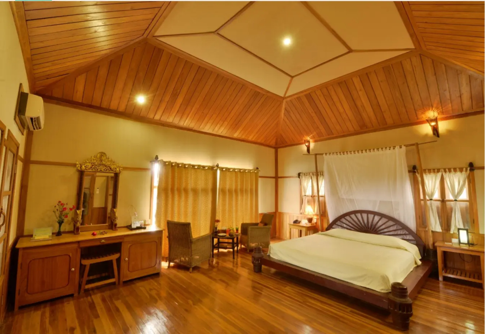 Shwe Inn Tha Floating Resort Hotel