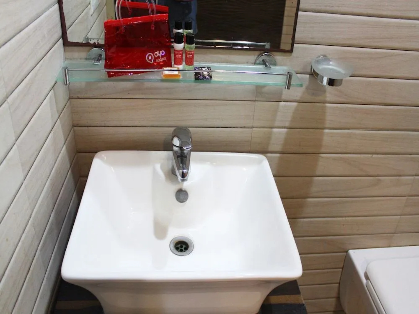 OYO 1884 Hotel Heera Continental