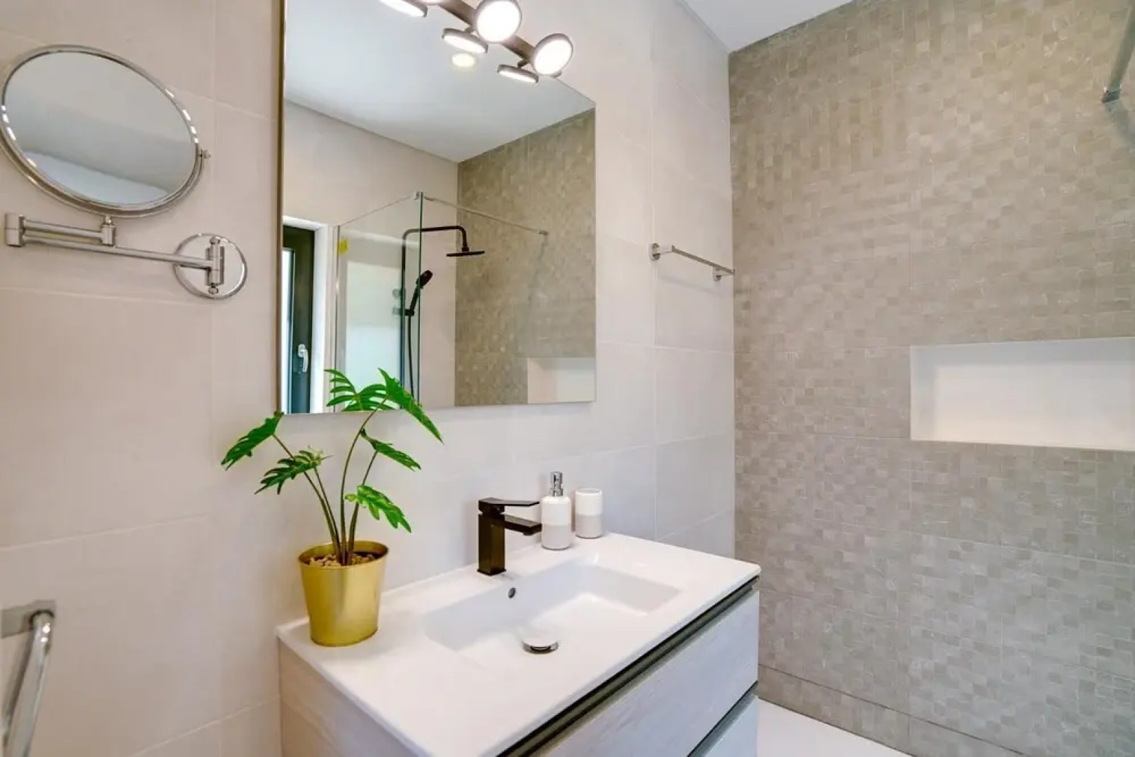 Luxurious 4 bed Villa in Loul