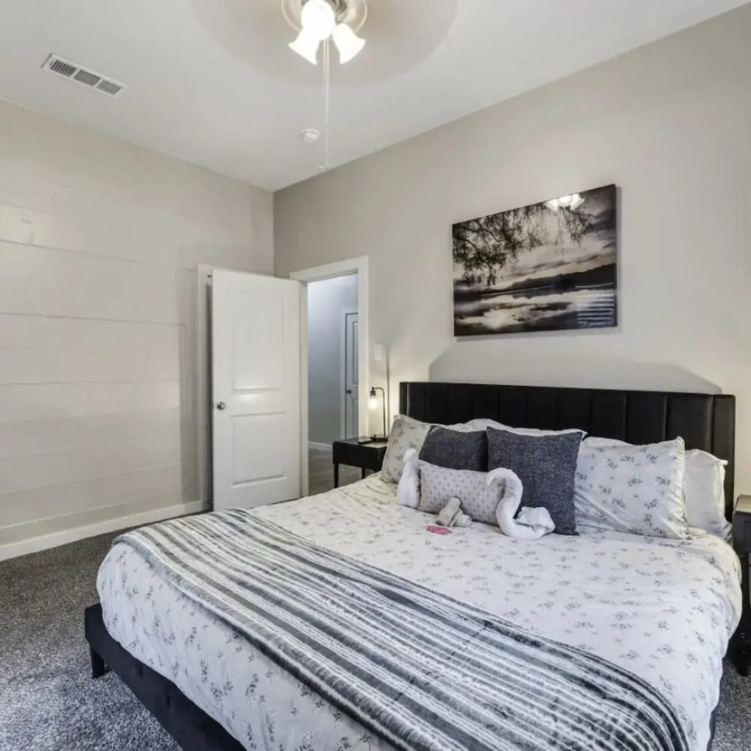 Stockyards- 4min Pet Friendly 3BR Luxe Gem