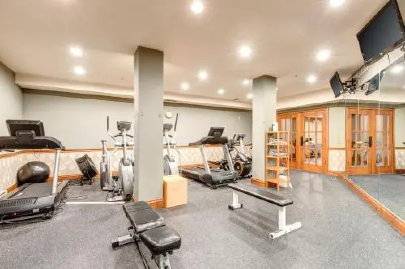 Eagle Springs East 101: Red-Wing Suite