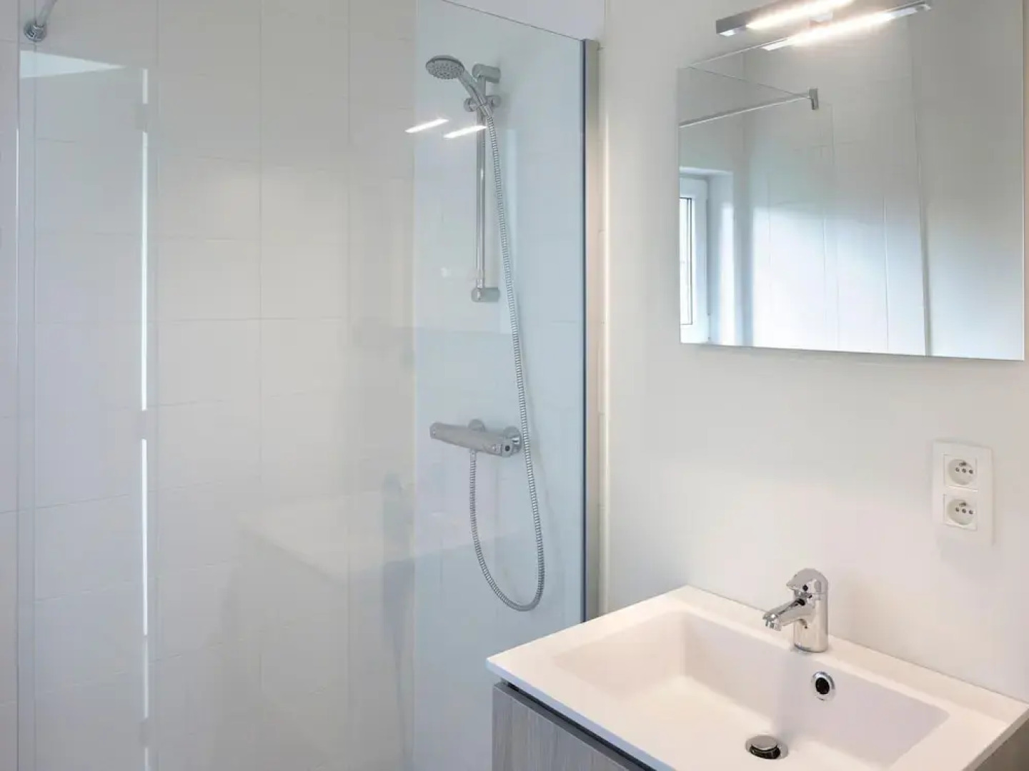 Modern Holiday Home, Near the Sea