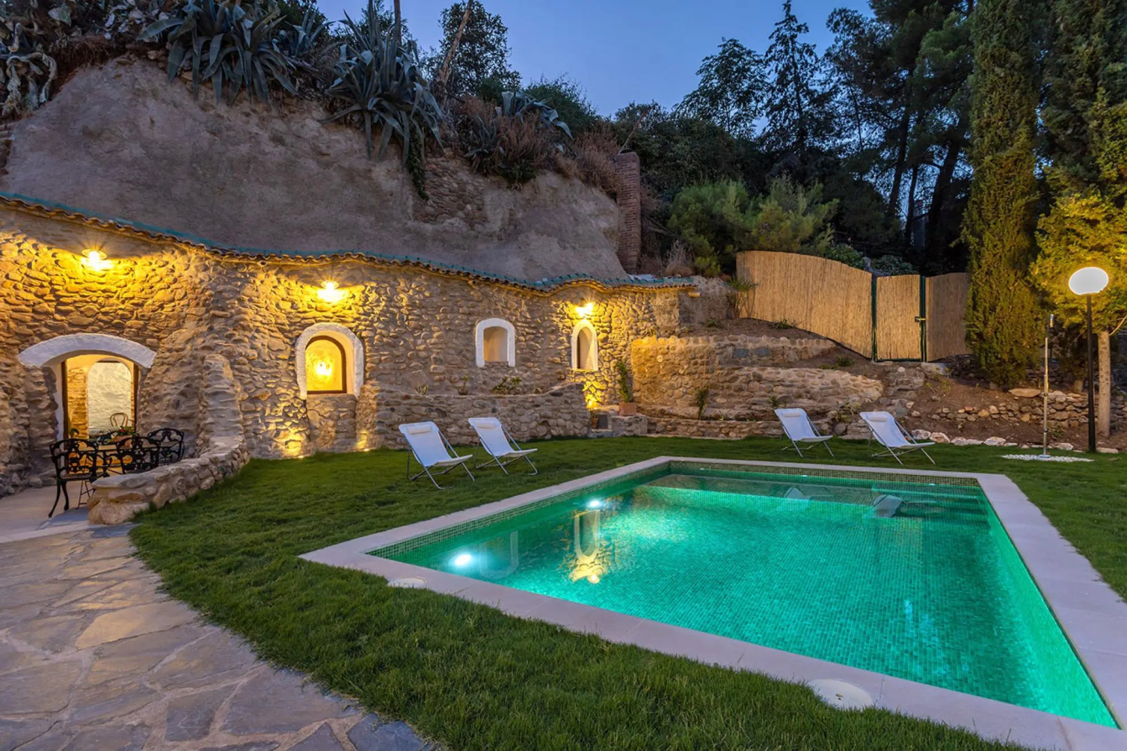 Traditional Cave House With Swimming Pool Near to City Center. Cueva del Cadí