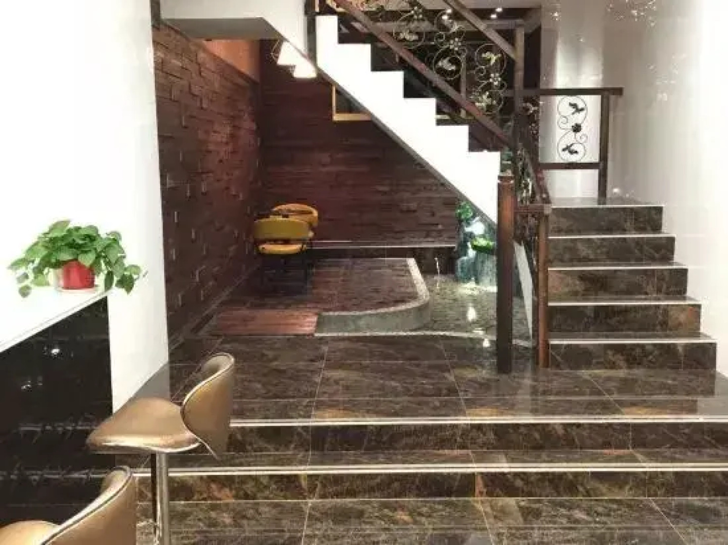 Shouxian Luolin Theme Hotel