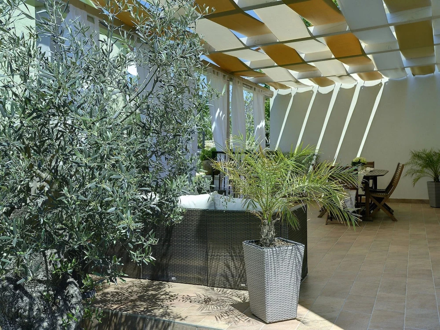 Superb Modern Villa With Pool, Large Fenced Yard Near the Beach