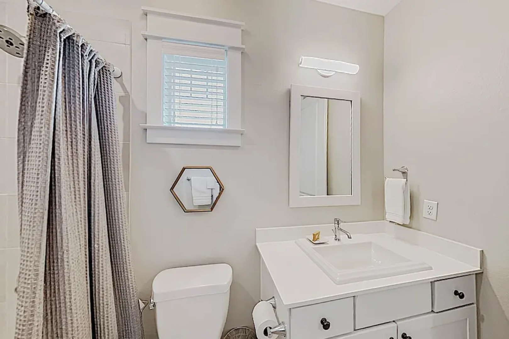 Bayfront 3br W/ Patio & Pool 3 Bedroom Condo