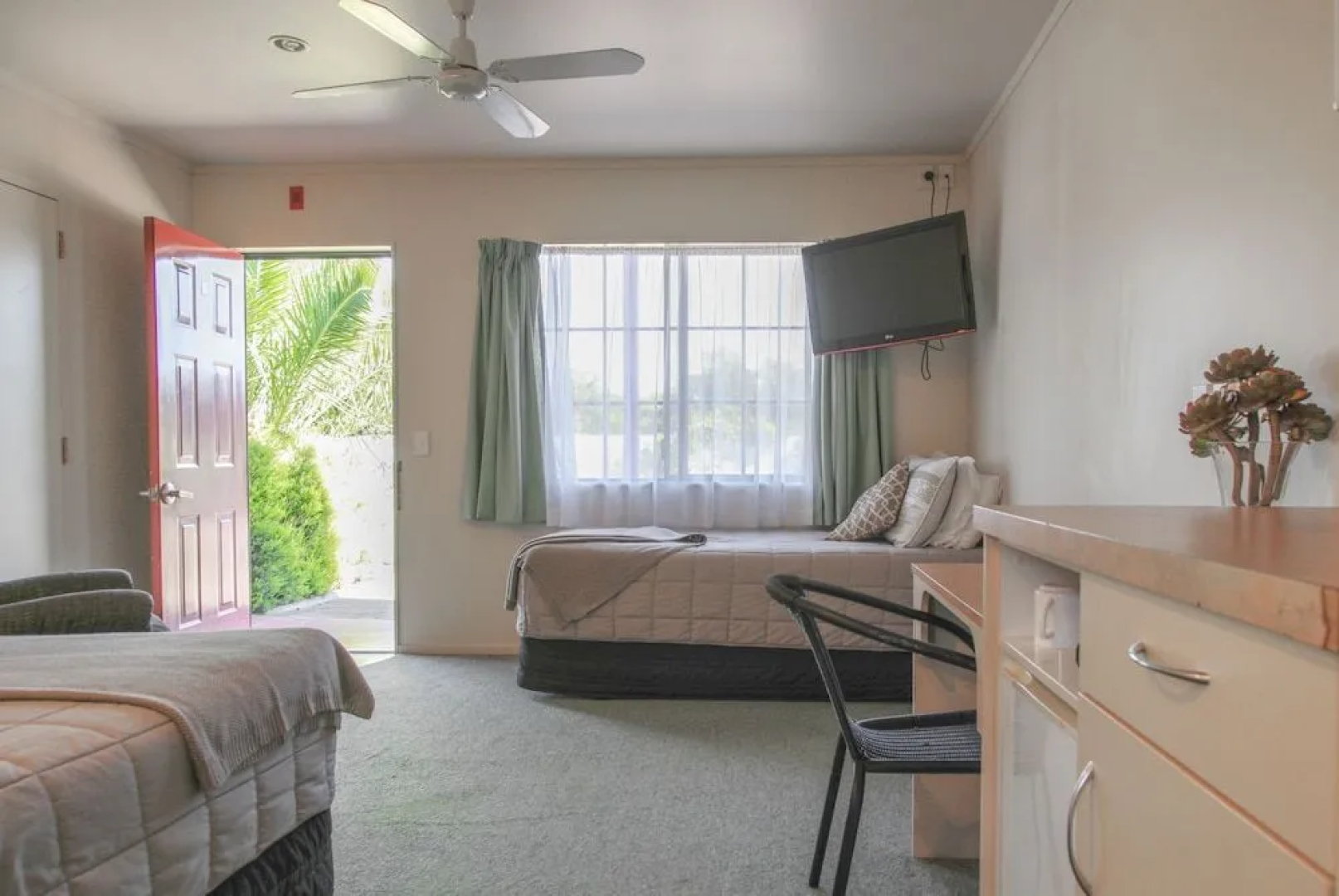 Bk's Palm Court Motor Lodge