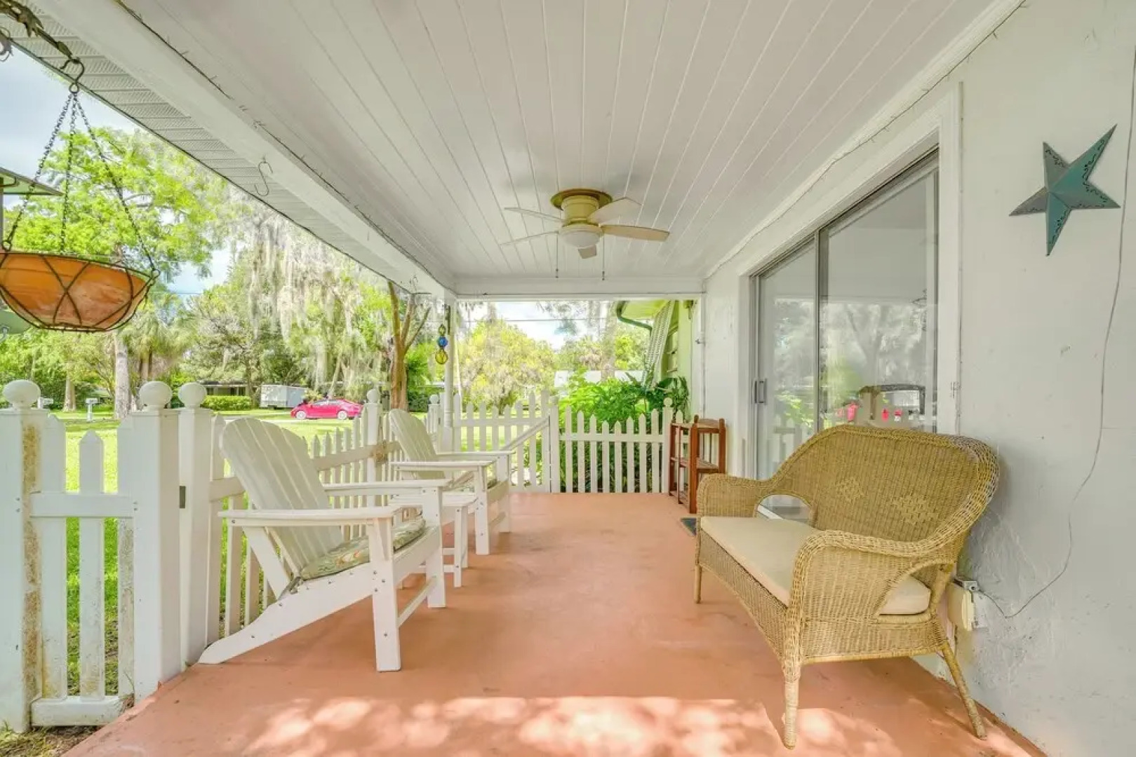 Sunny Home in Yankeetown w/ Lanai & Backyard!