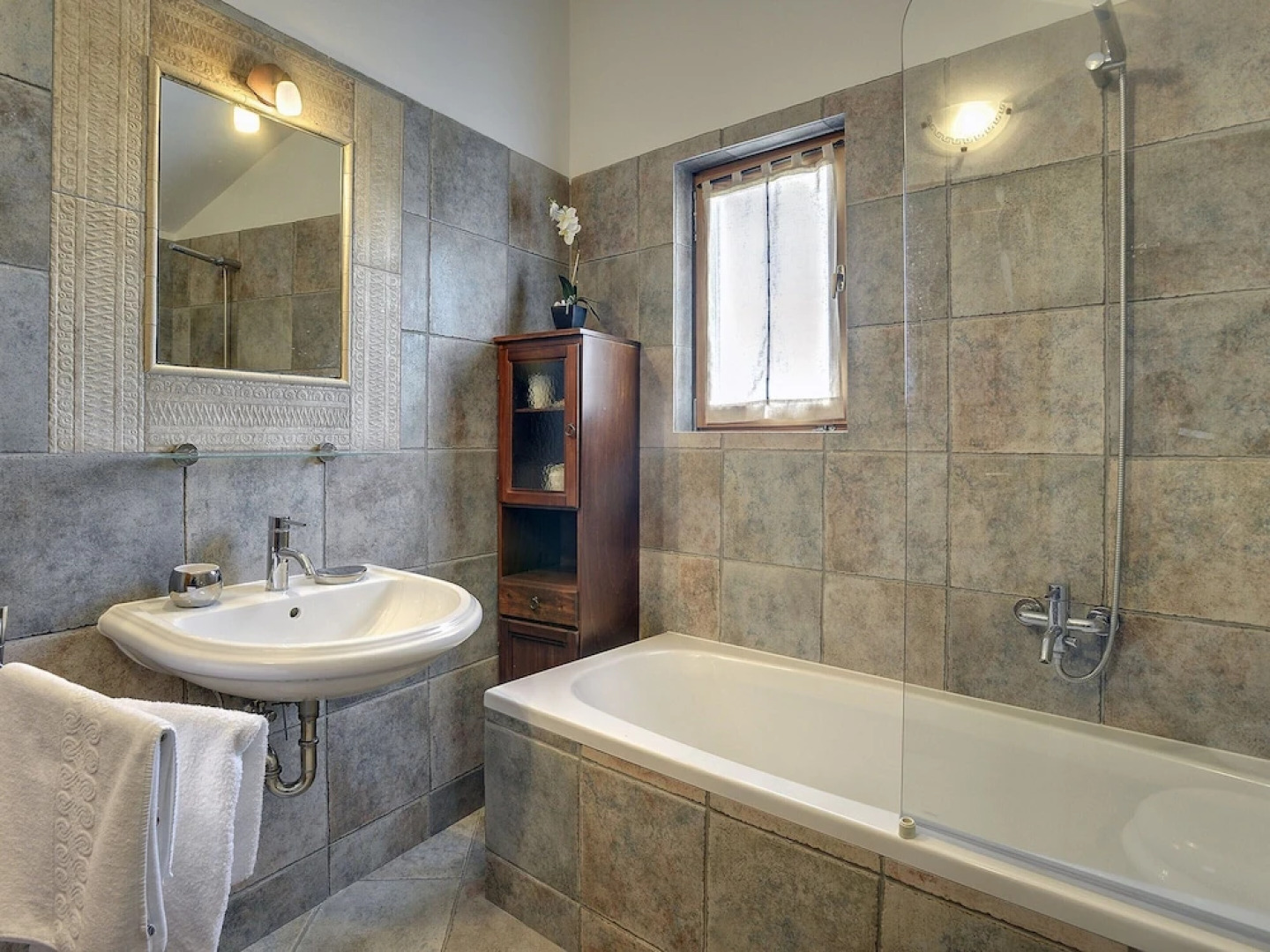 Well Maintained Holiday Home With Private Heated Pool Near the Beach