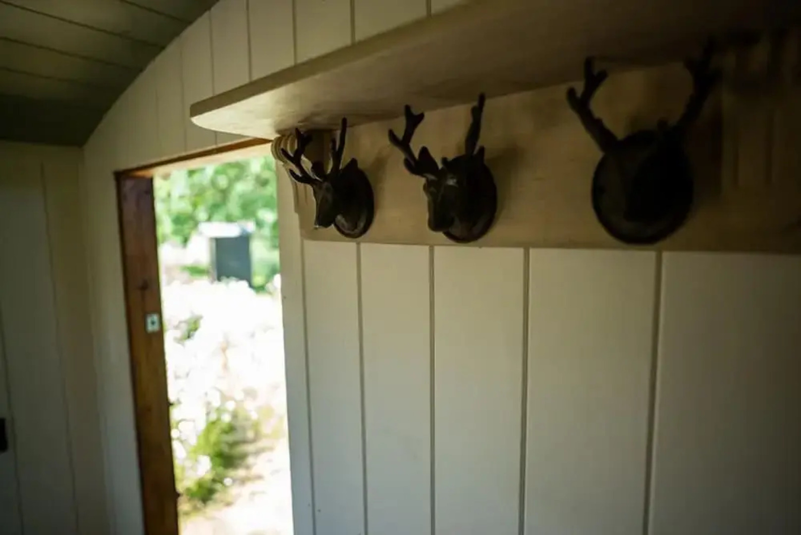 Harbour Ranch Hut - Rustic Countryside Escape