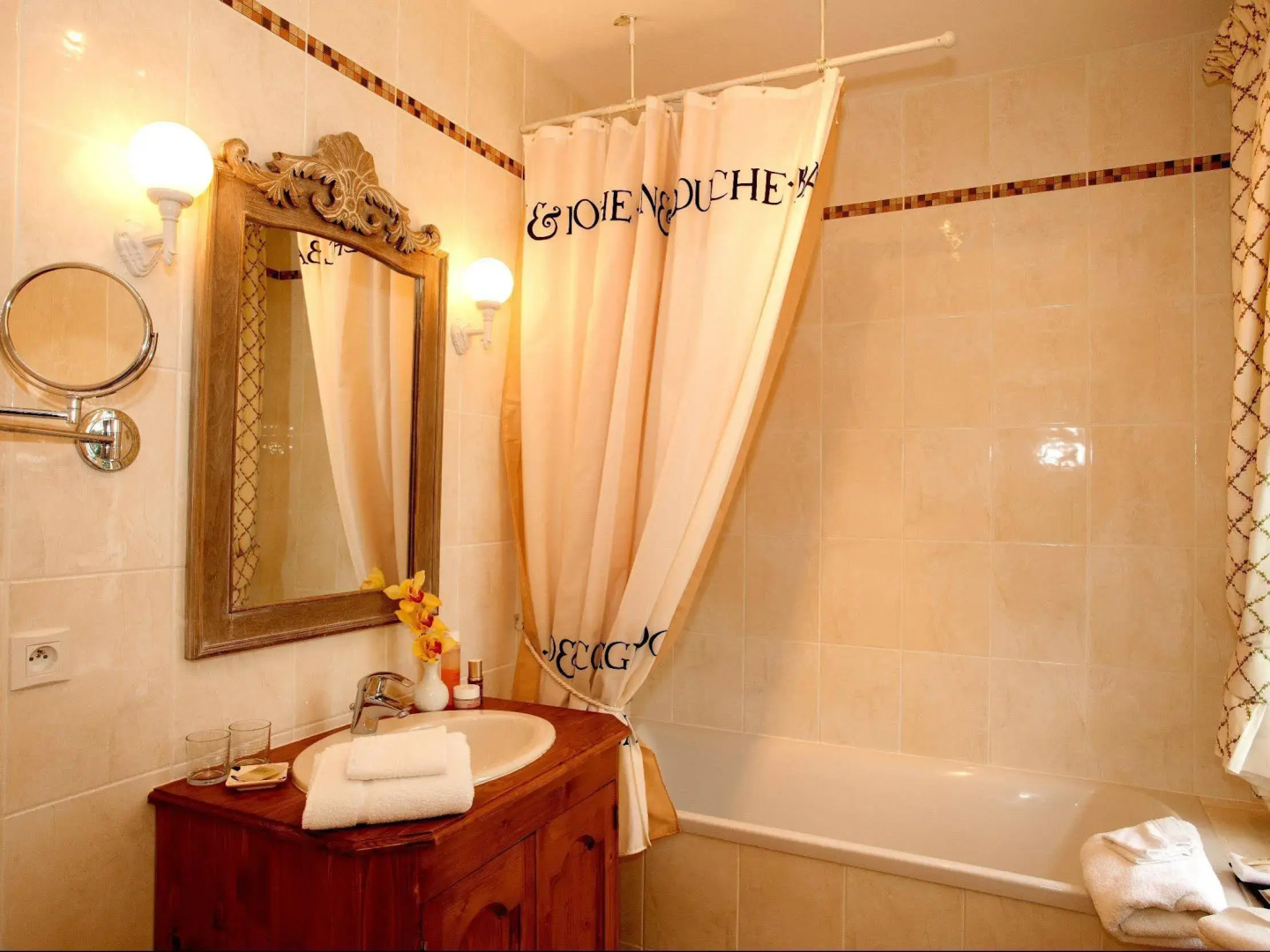 Le Fleuray Hotel & Restaurant