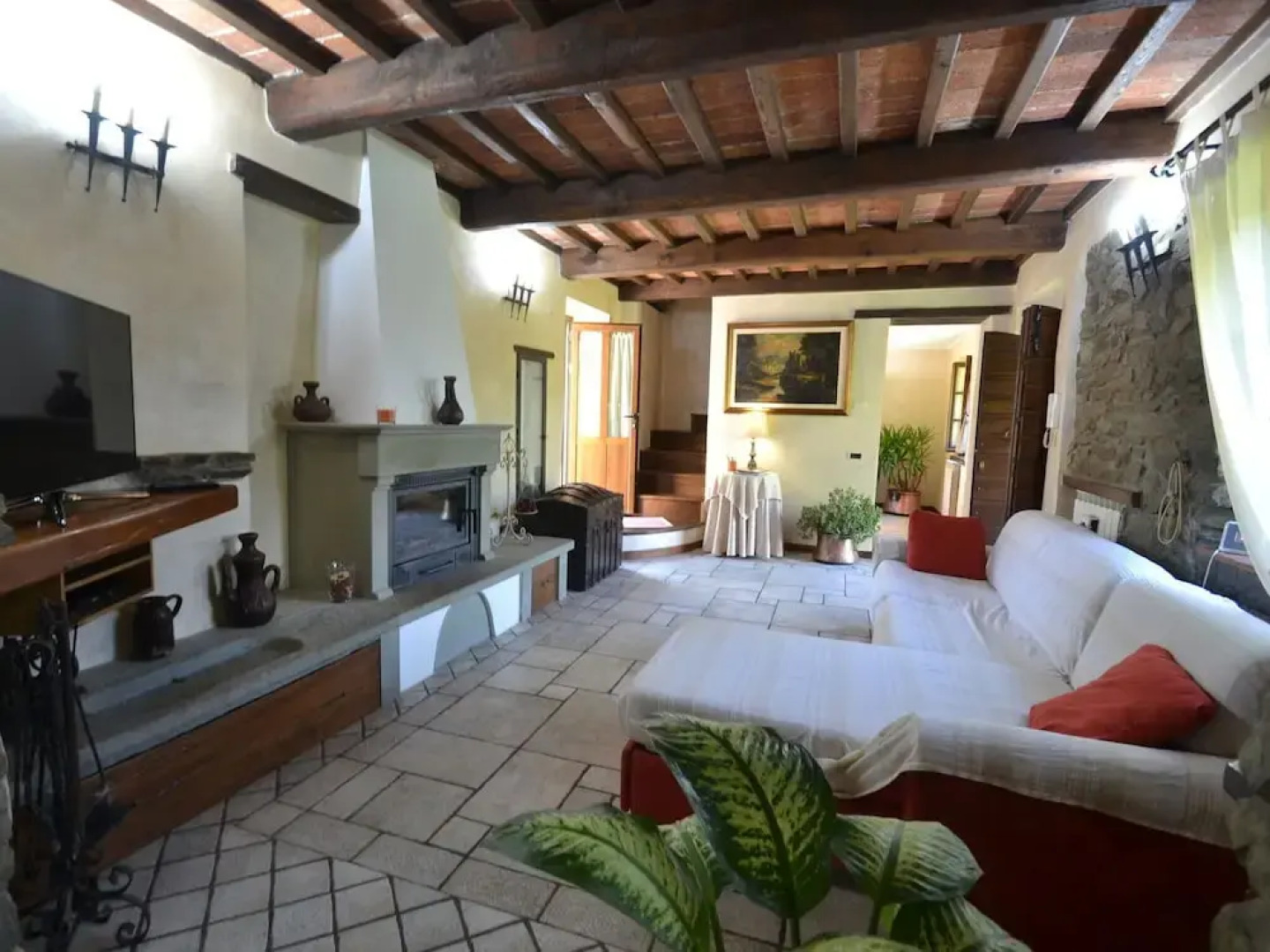 Lovely Farmhouse in Castiglione di Garfagnana with Hot Tub