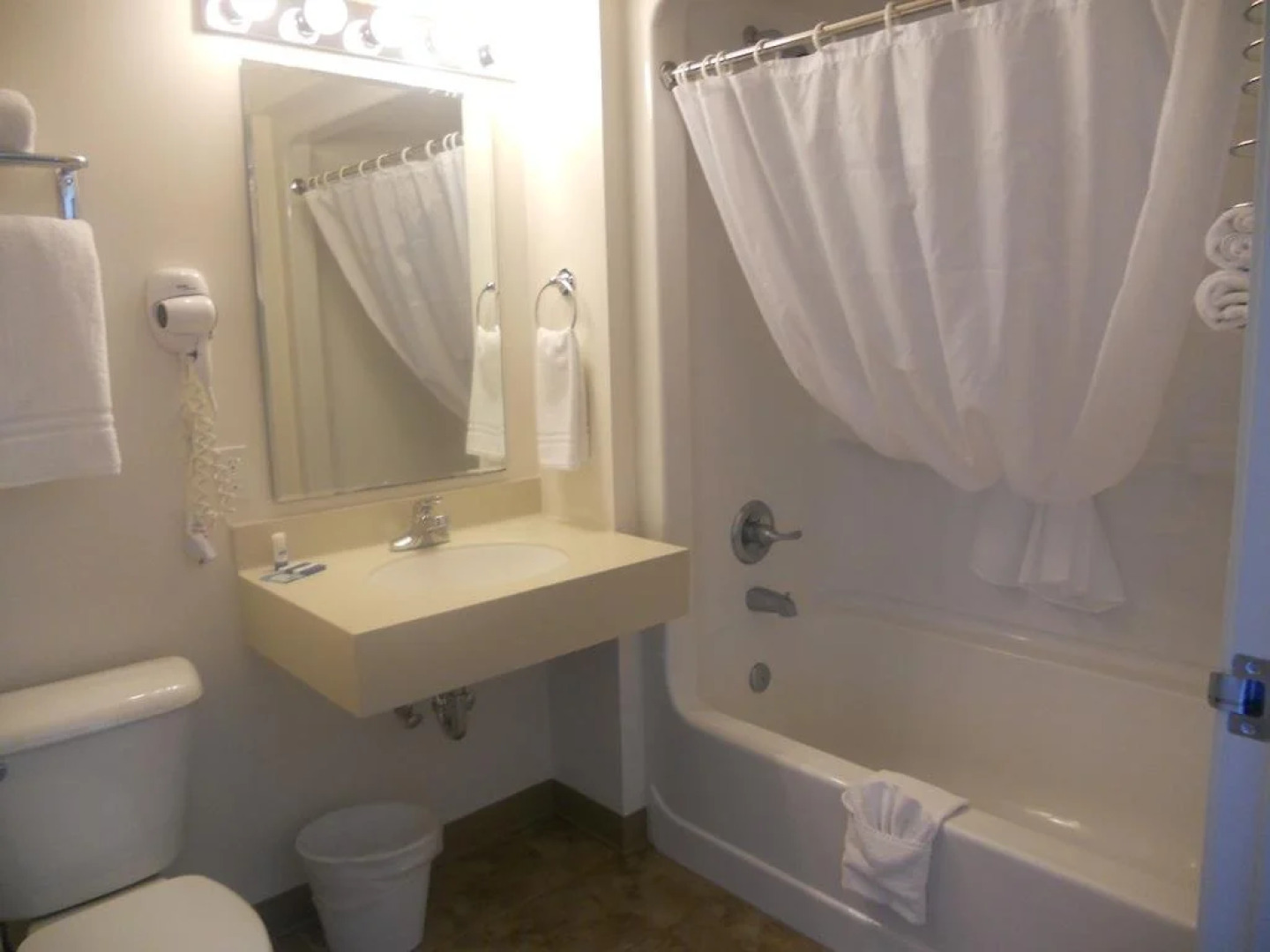 Coho Motel and Suites