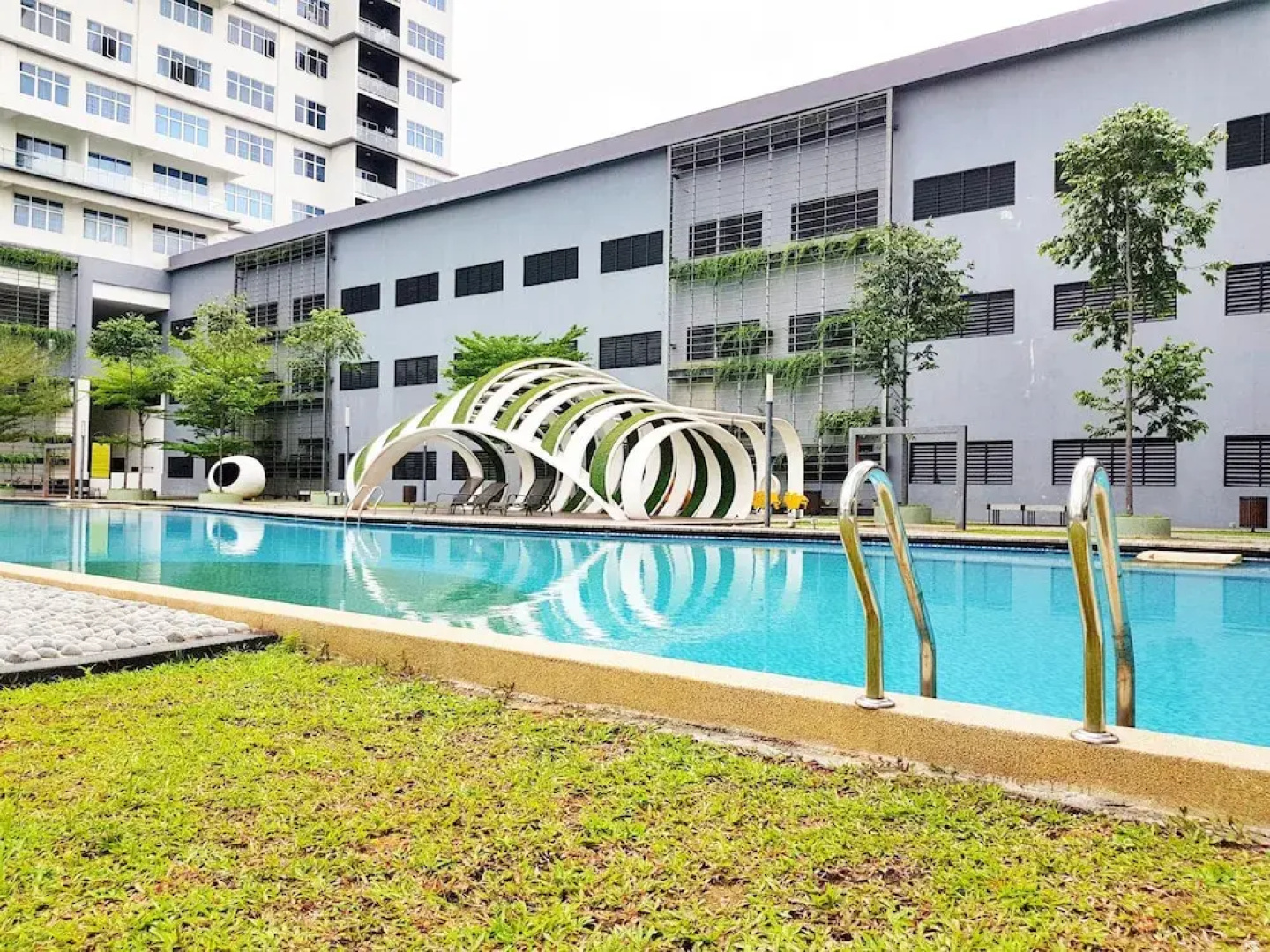 Teiw Family Homestay at Skypod Residence Puchong