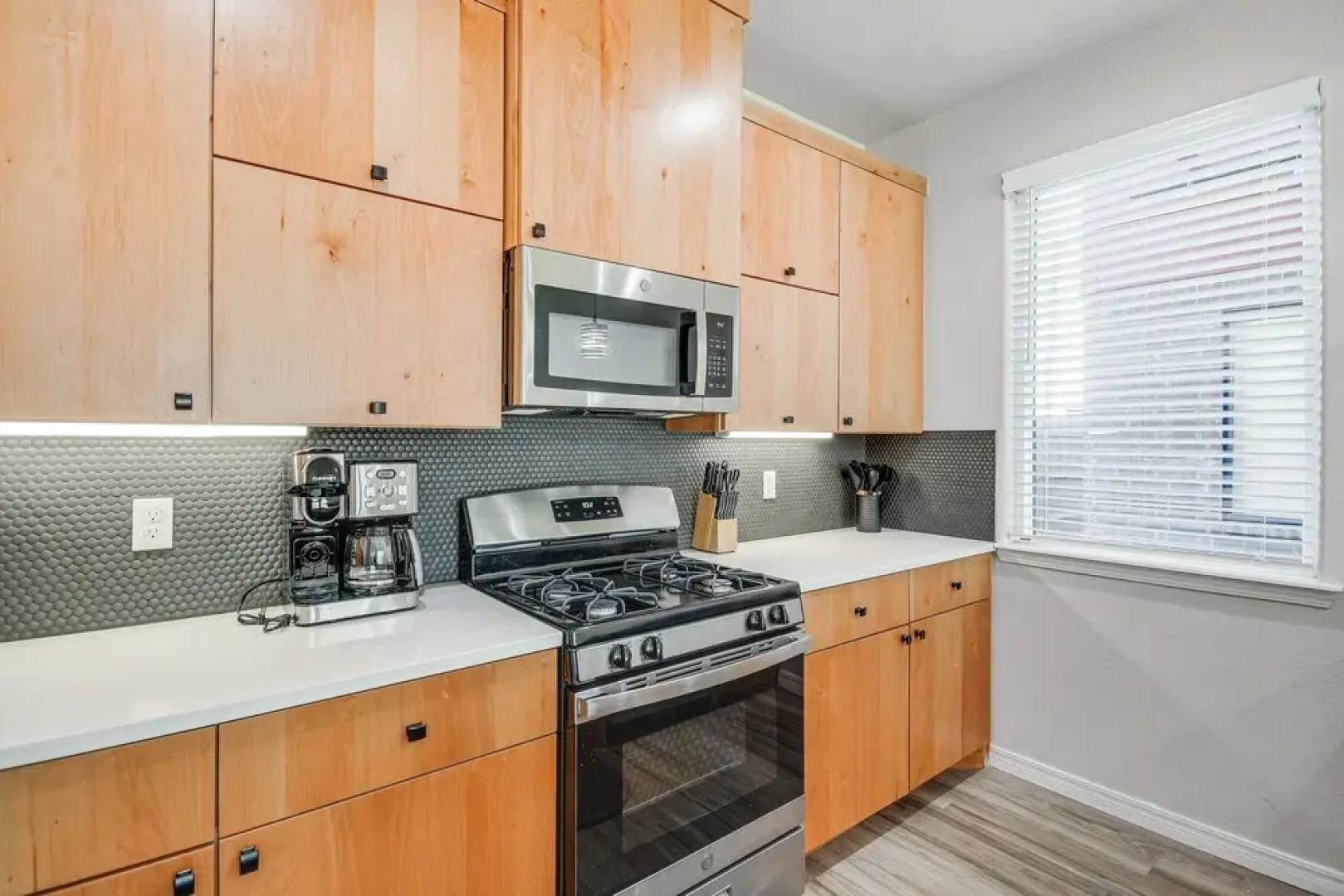 Pets Welcome: Newly Built Abode In Canyon!