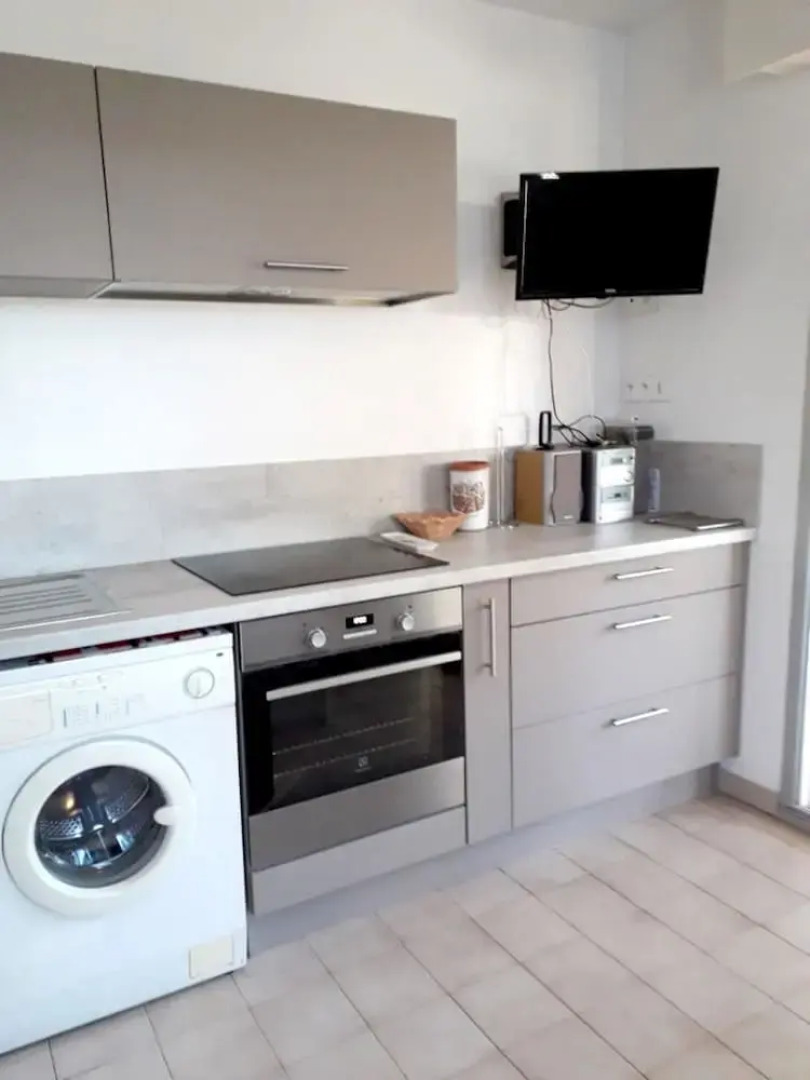 Studio in Sanary-sur-mer, With Wonderful Mountain View - 1 km From the Beach