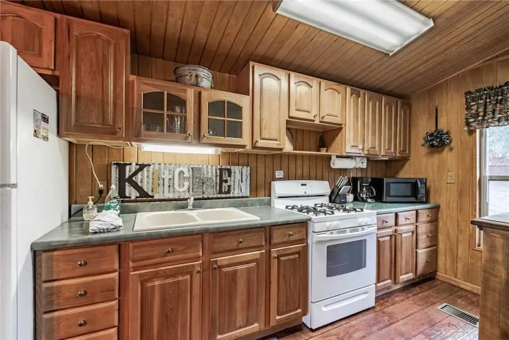 Wild Horse Retreat - Two Bedroom Cabin with Hot Tub