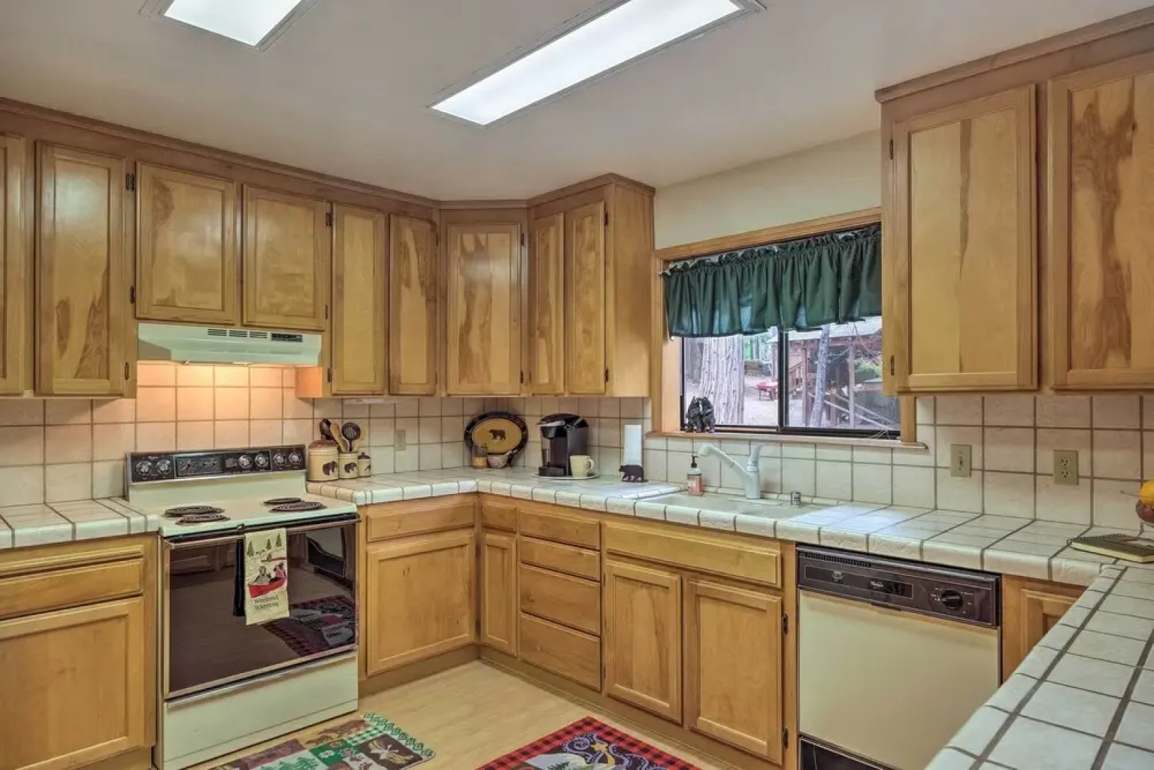 Cozy Camp Connell Cabin: Large Game Room & Decks!