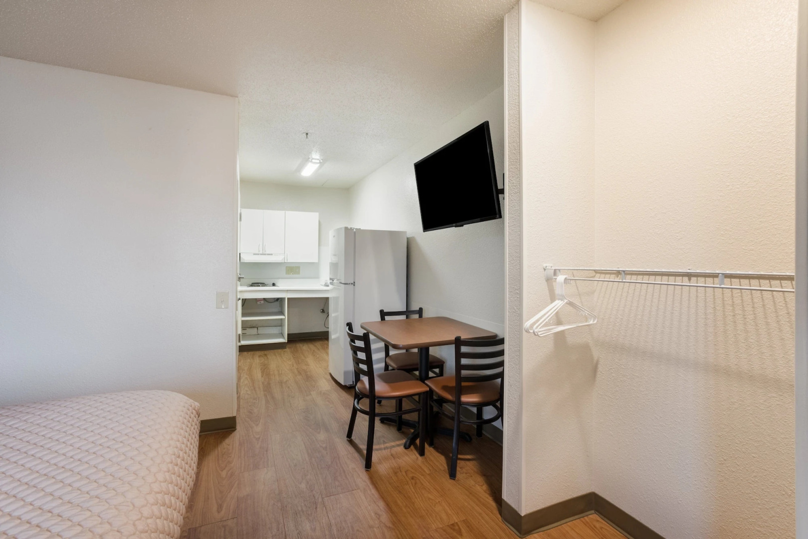 HomeTowne Studios by Red Roof Detroit - Livonia