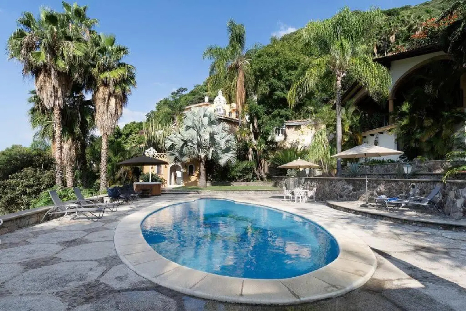 3 Bedroom Spacious Villa with Pool & Lake view