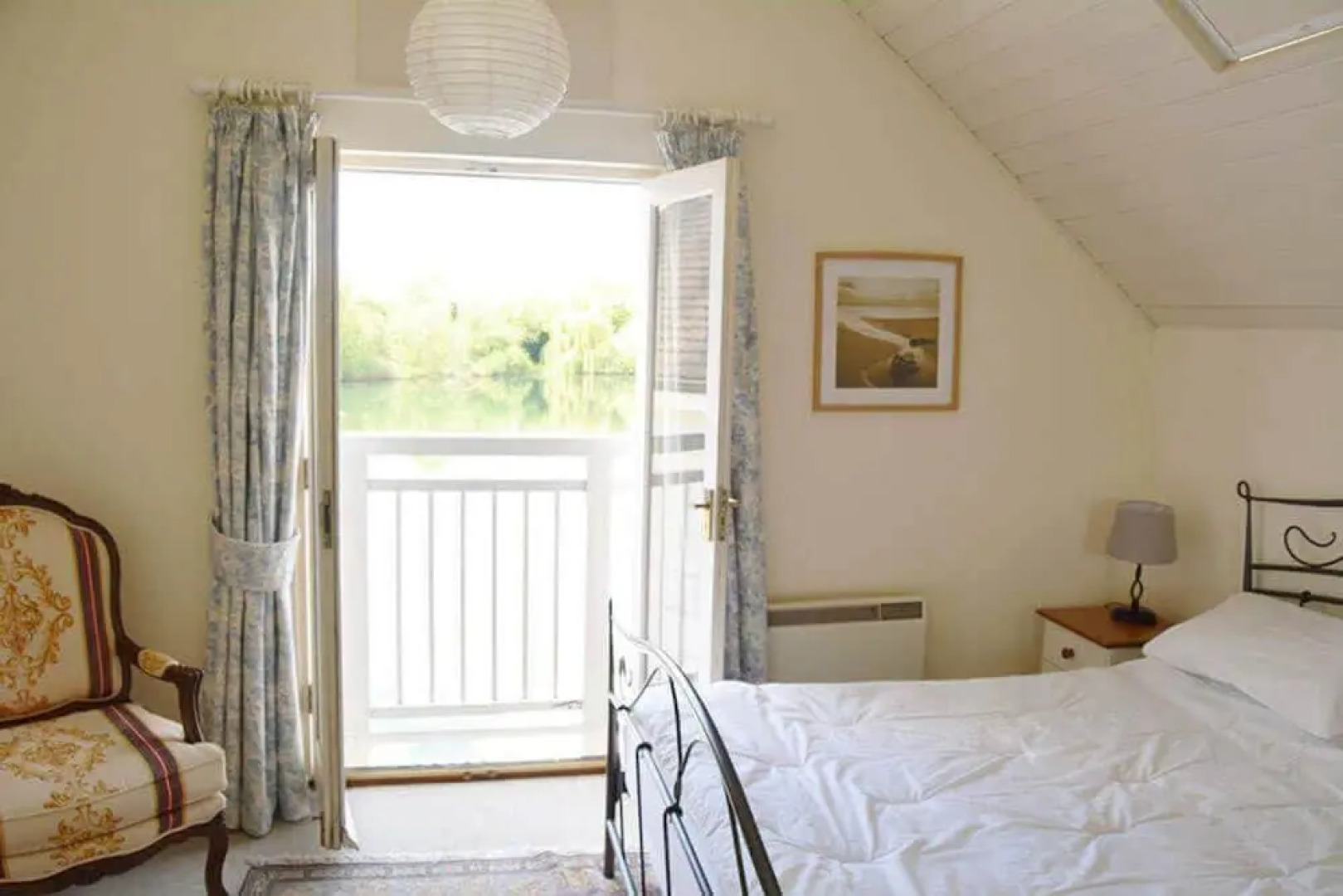 Stylish pet-friendly lakeside retreat in the Cotswold Water Park