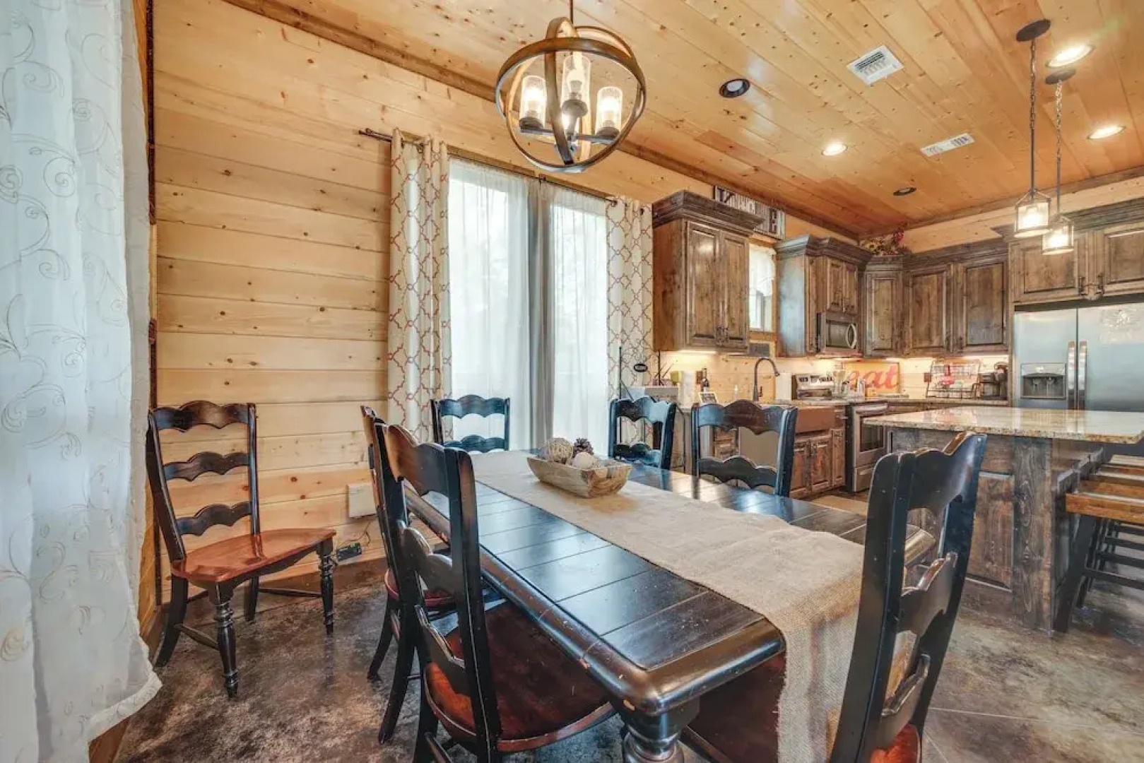 Hot Tub & Fire Pit: Broken Bow Retreat!