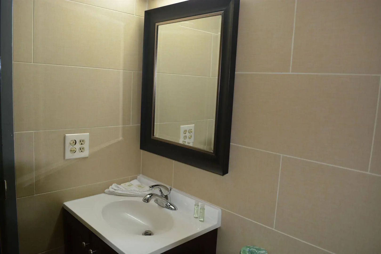 Travelodge by Wyndham Avenel Woodbridge