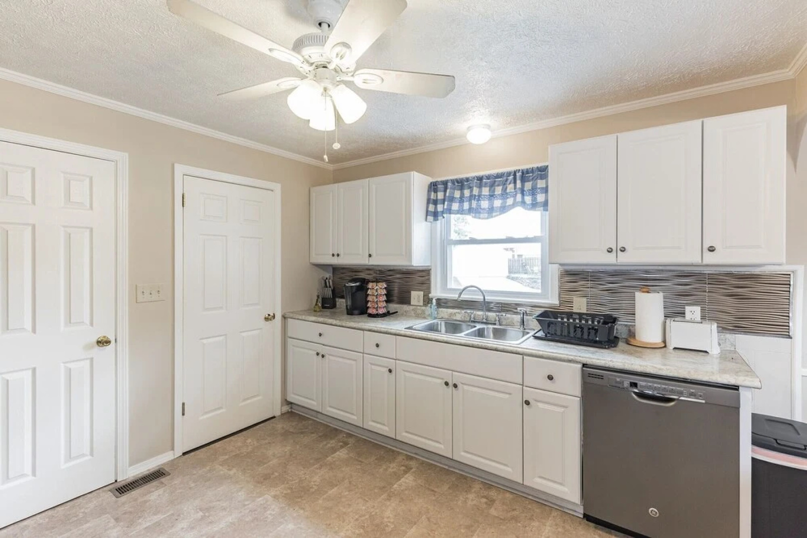 Beautiful 4 Br Home In Lovely Neighborhood - Walk To Pro Football Hof! 4 Bedroom Home by Redawning