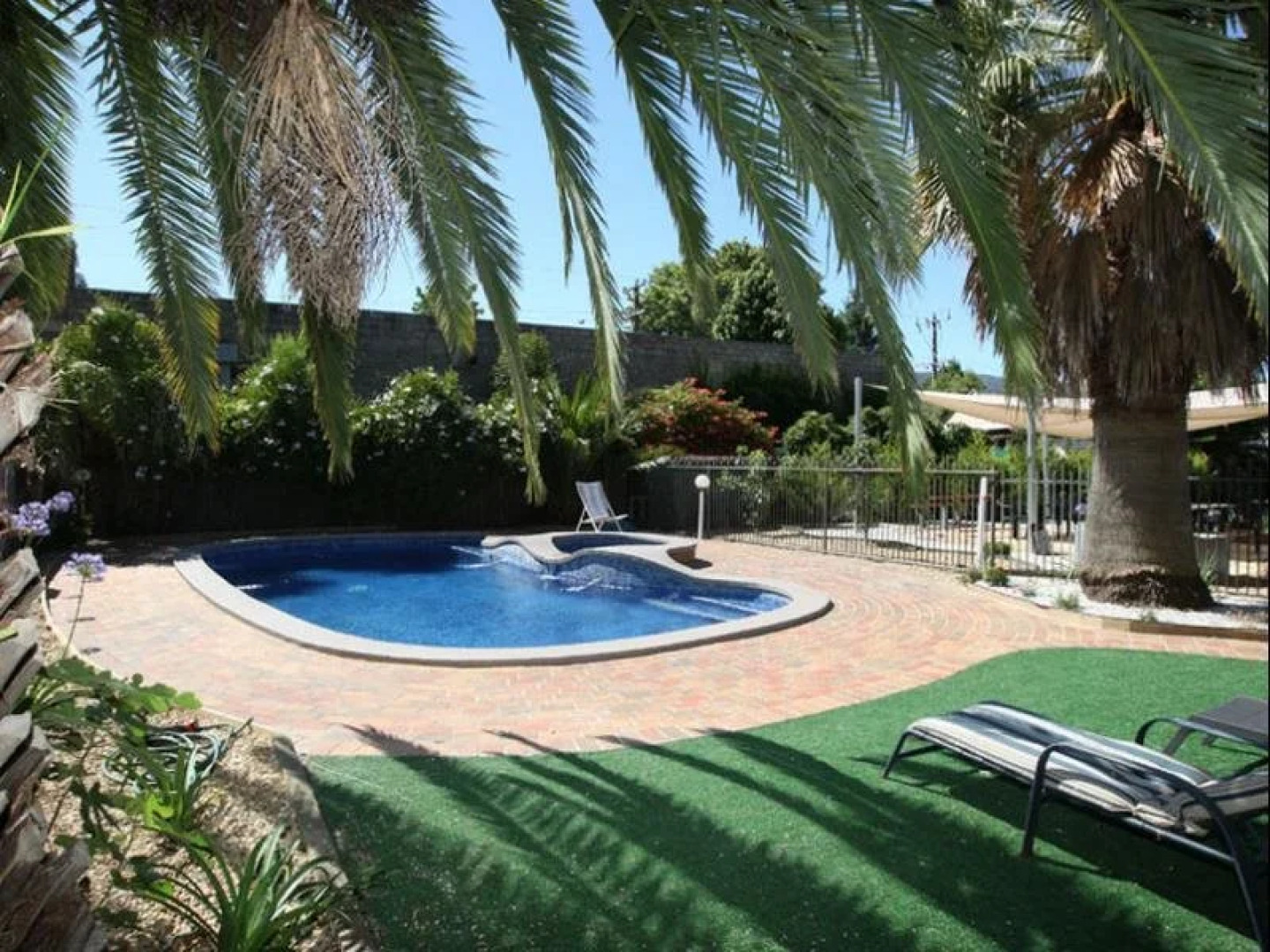 Golden Leaf Motor Inn