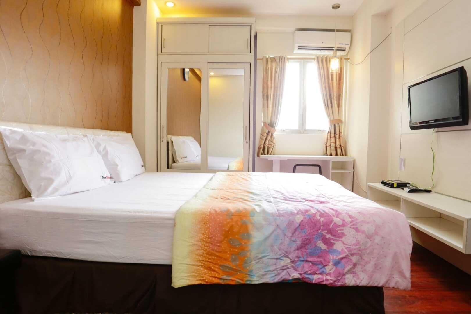 RedDoorz Apartment @ The Suites Metro Soekarno Hatta