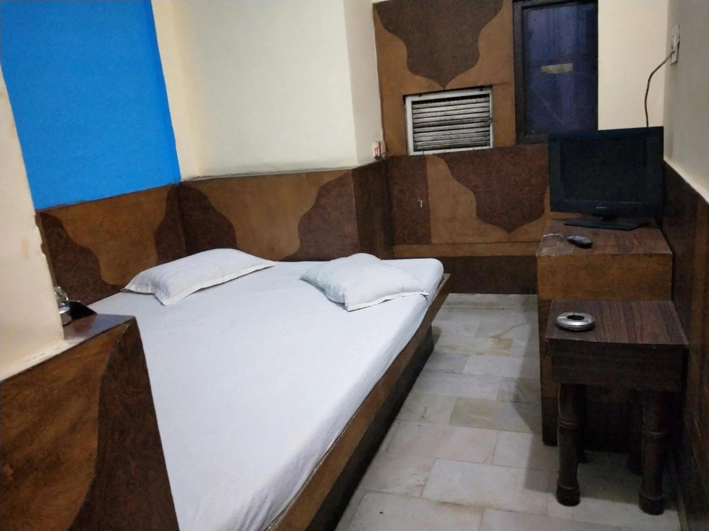 Mahesh Hotel
