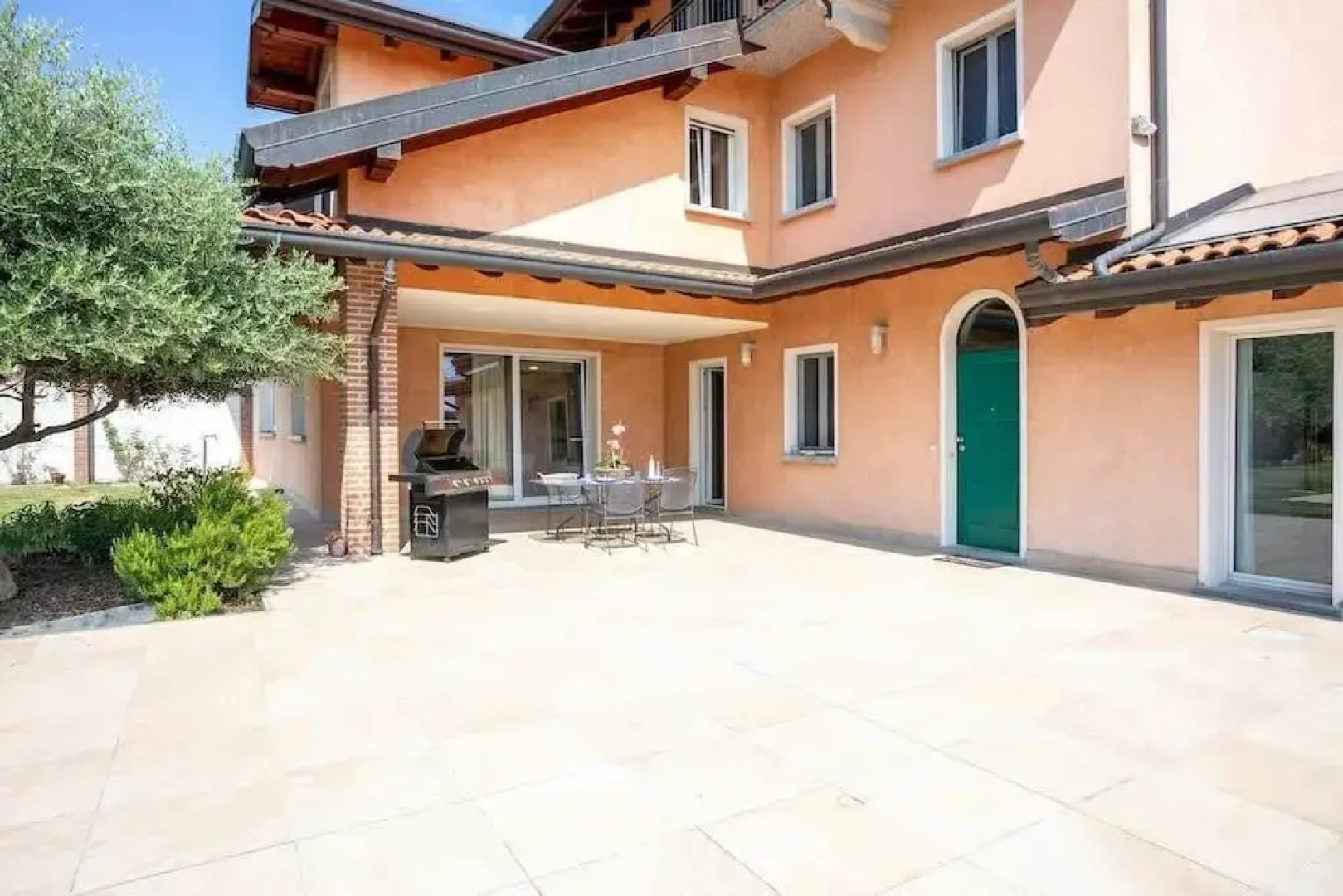 Villa Near Milan With Swimming Pool