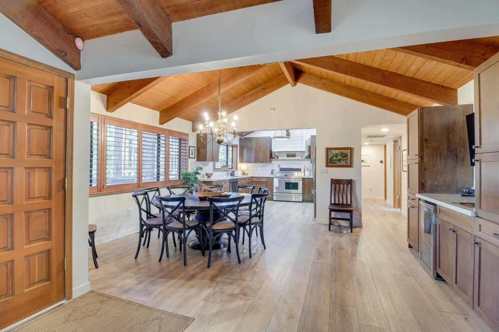 Pinetop Cabin w/ 2 Fireplaces & Hot Tub!