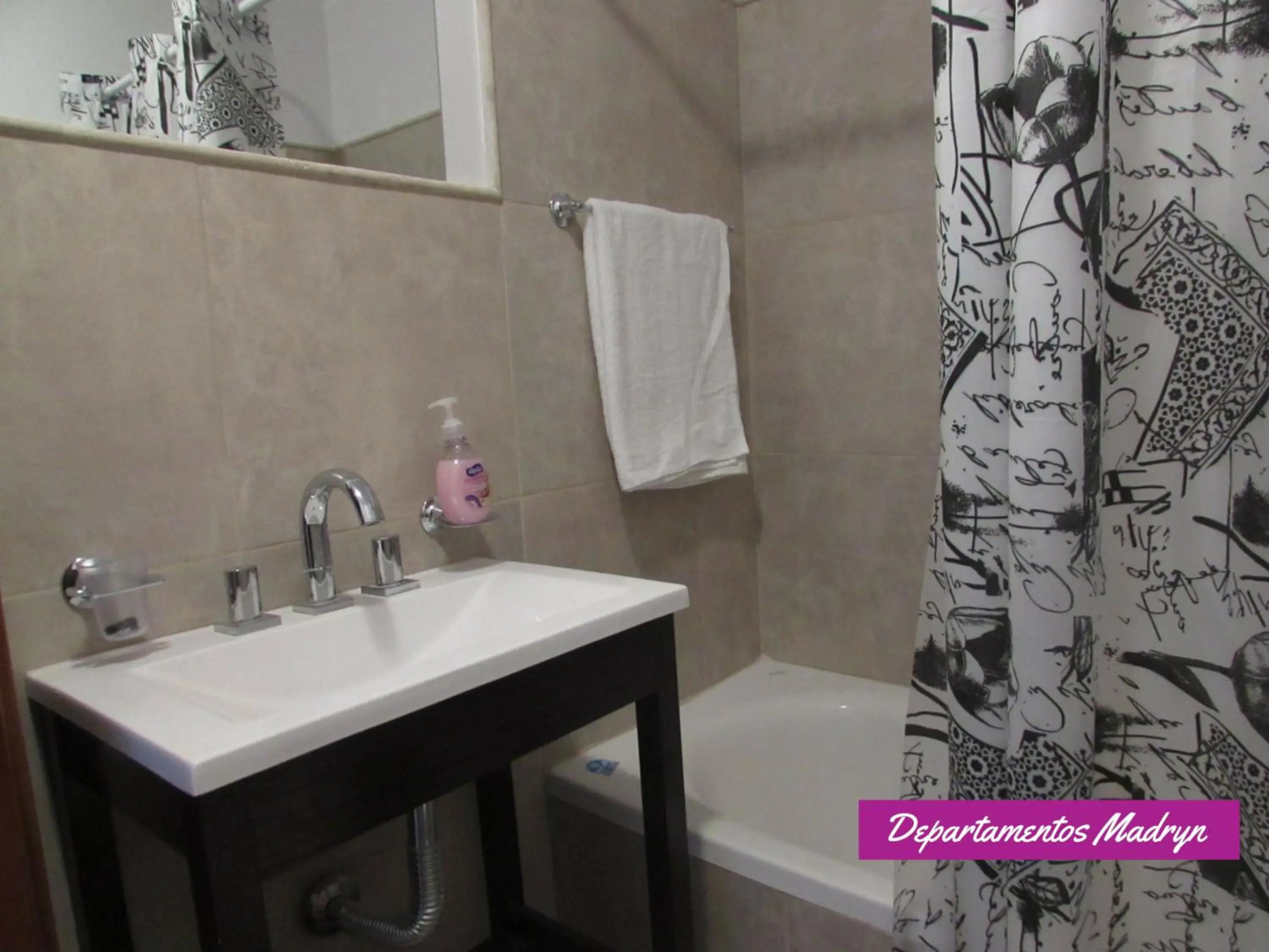 Departamentos Madryn - Calle Roca