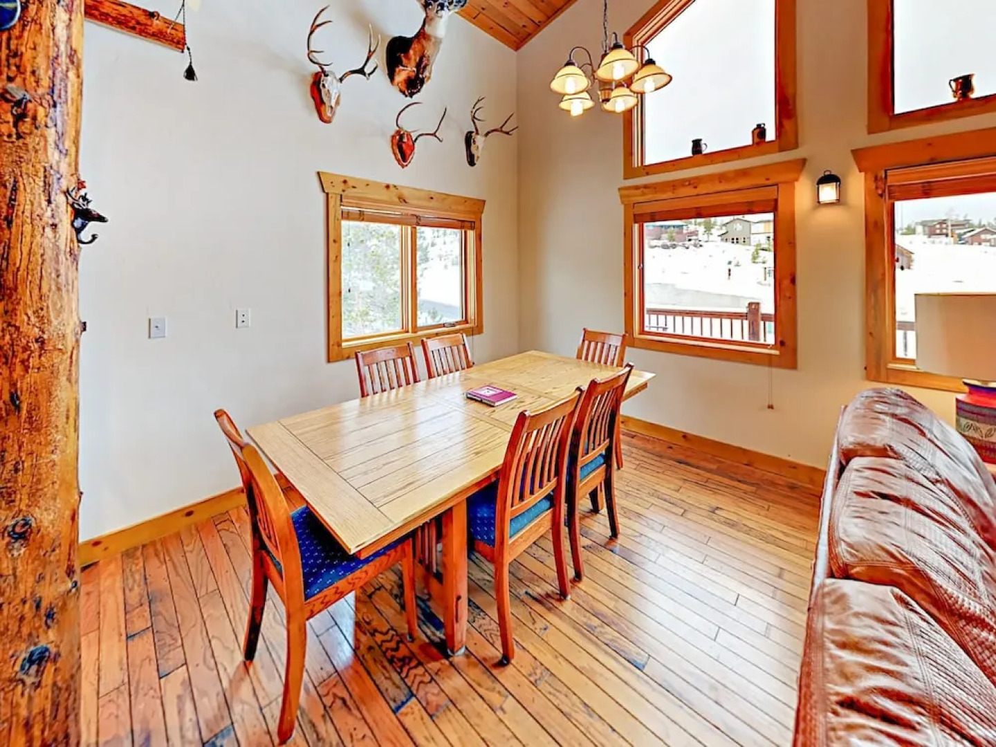 Stylish Mountain Home 4 Bedrooms 3.5 Bathrooms Home