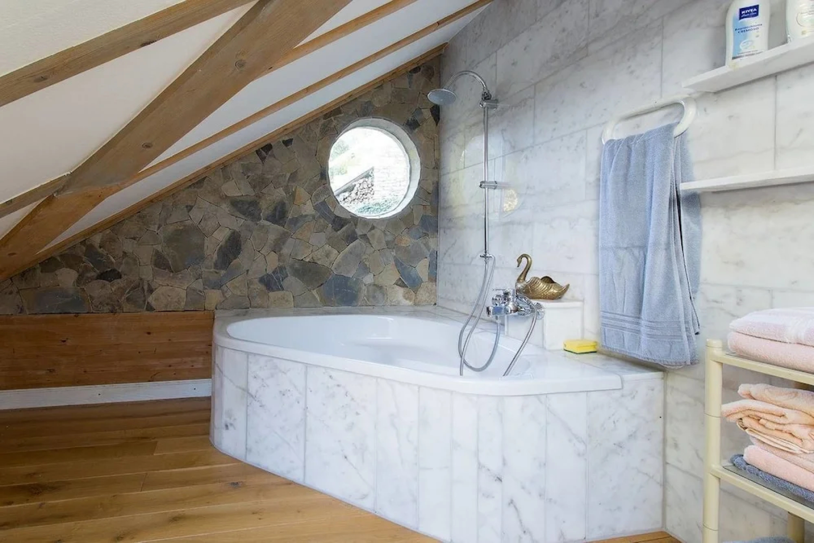 Luxury Italian Lakes Villa With Pool. 360 Degree Views. Sleeps 11