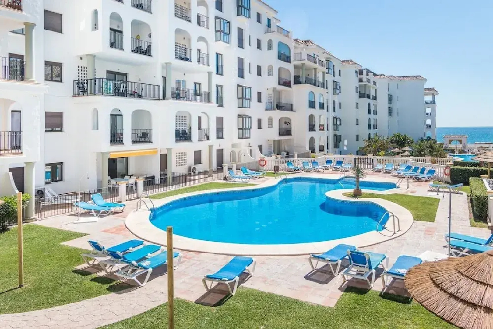 2054-Estupendo apto nuevo-en playa-acceso piscina