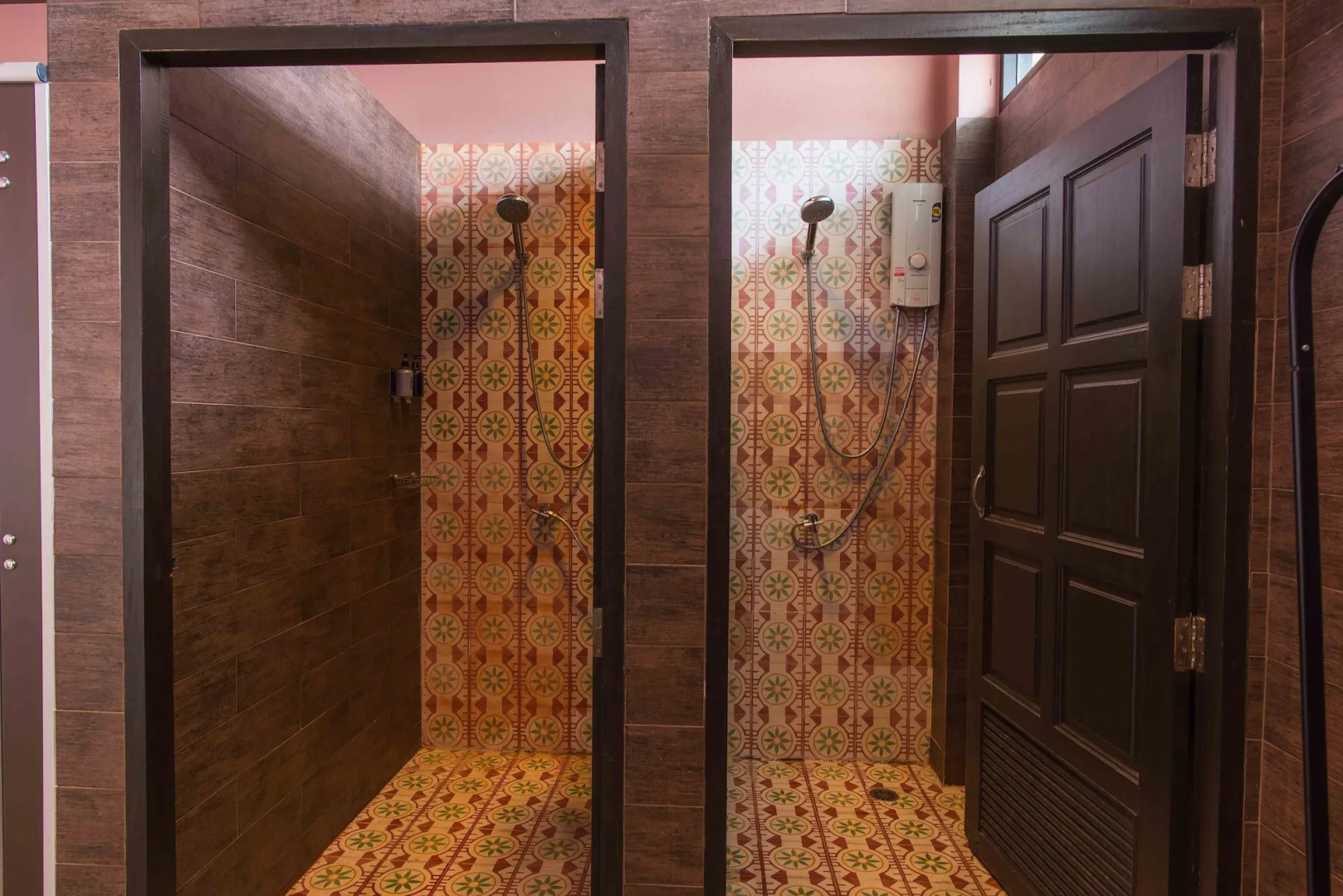 Feung Nakorn Balcony Rooms and Cafe