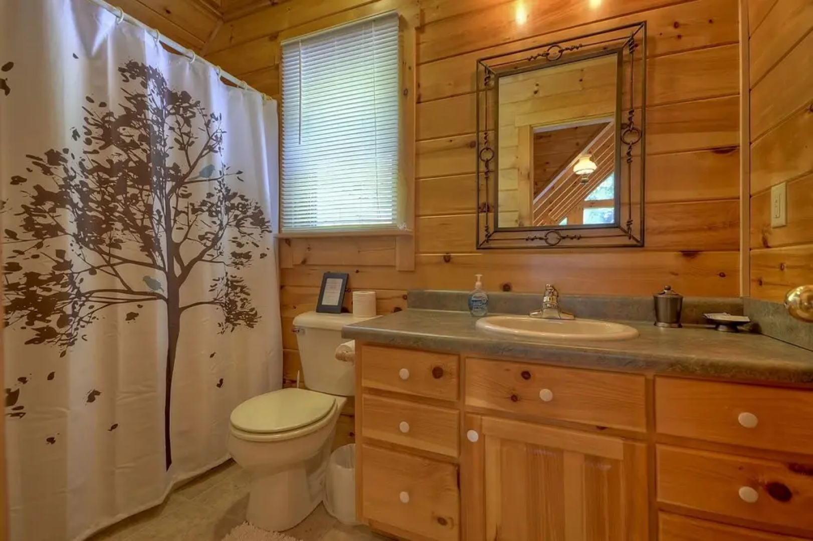 Thunder Falls- Cabin Perched Over 10ft Waterfalls!