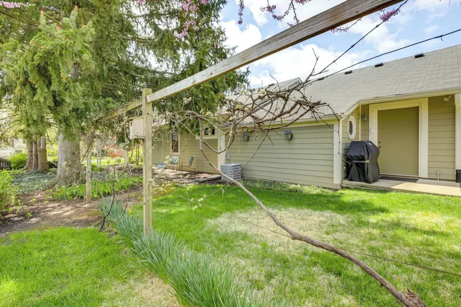 Walk to Main St & Parks: Zionsville Village Home