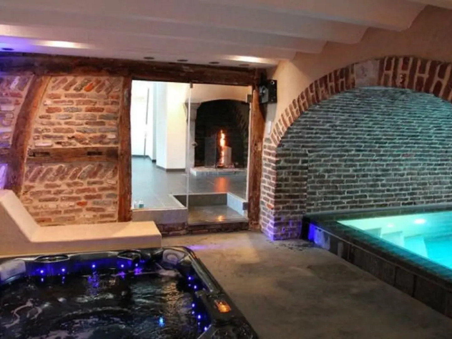 Attractive Holiday Home with Pool, Hot Tub, Fireplace near Spa