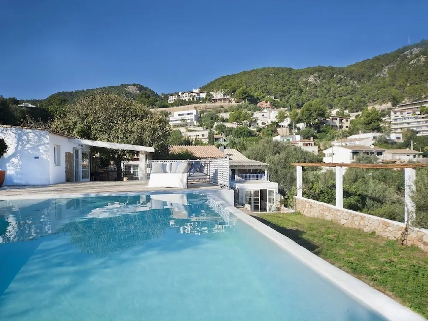 Charming mansion with pool sea view