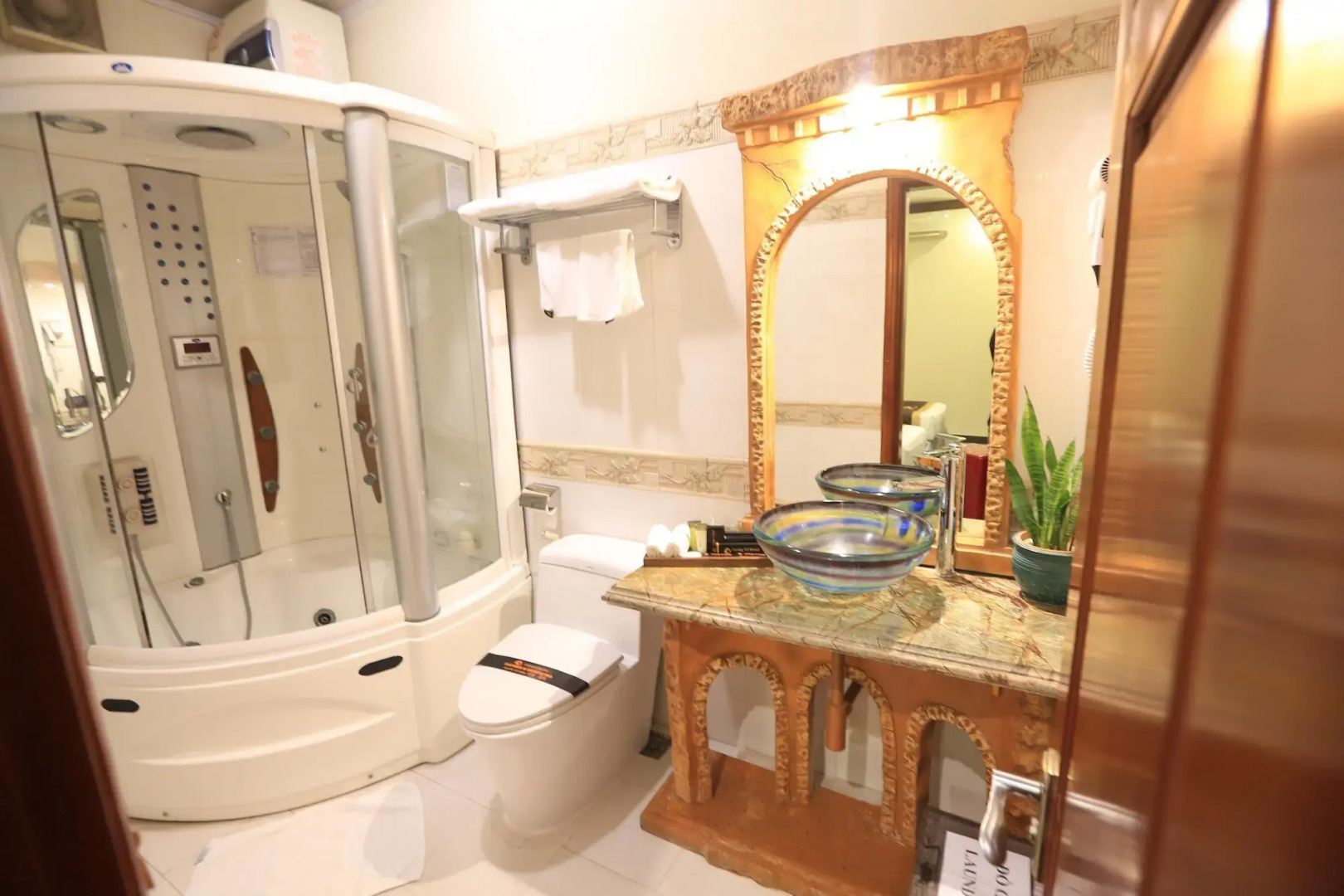 Khach San Tuong Vi - Van Cao