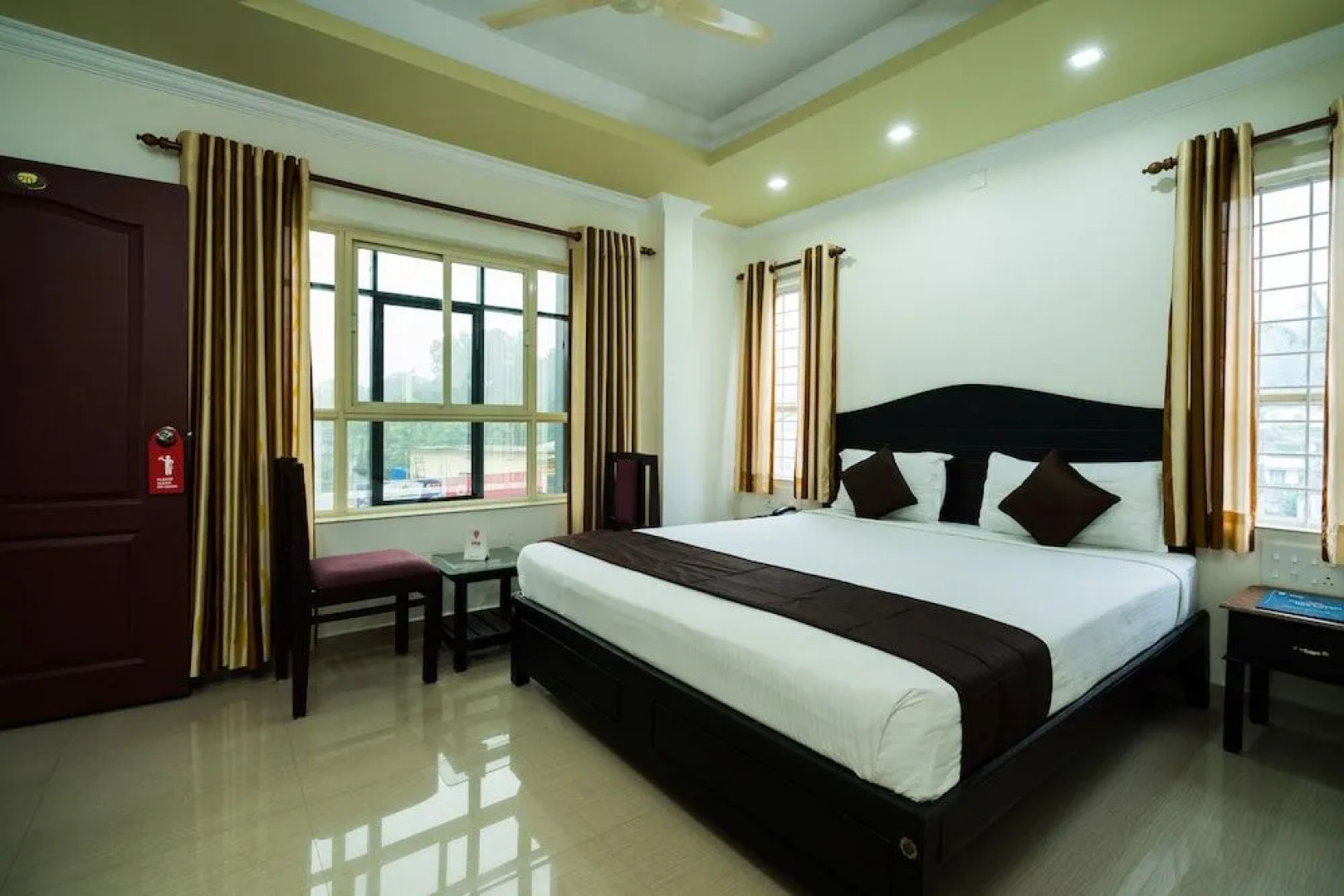 OYO 10428 Hotel Sandal Breeze