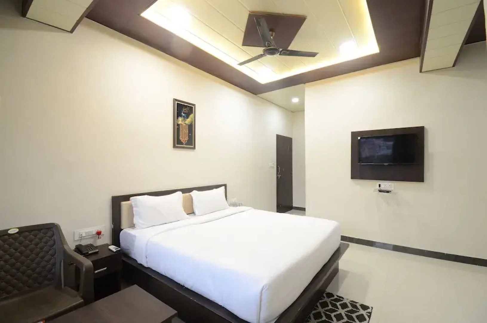 Hotel Shri Dhwaja Inn