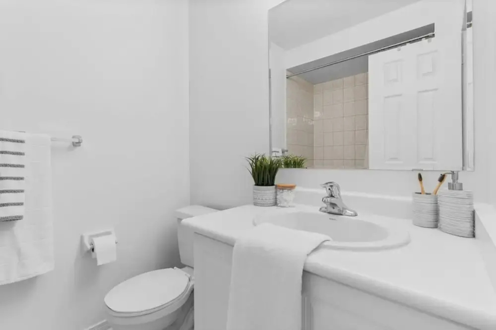 Contemporary 3BR Townhouse in Ajax Cozy Central