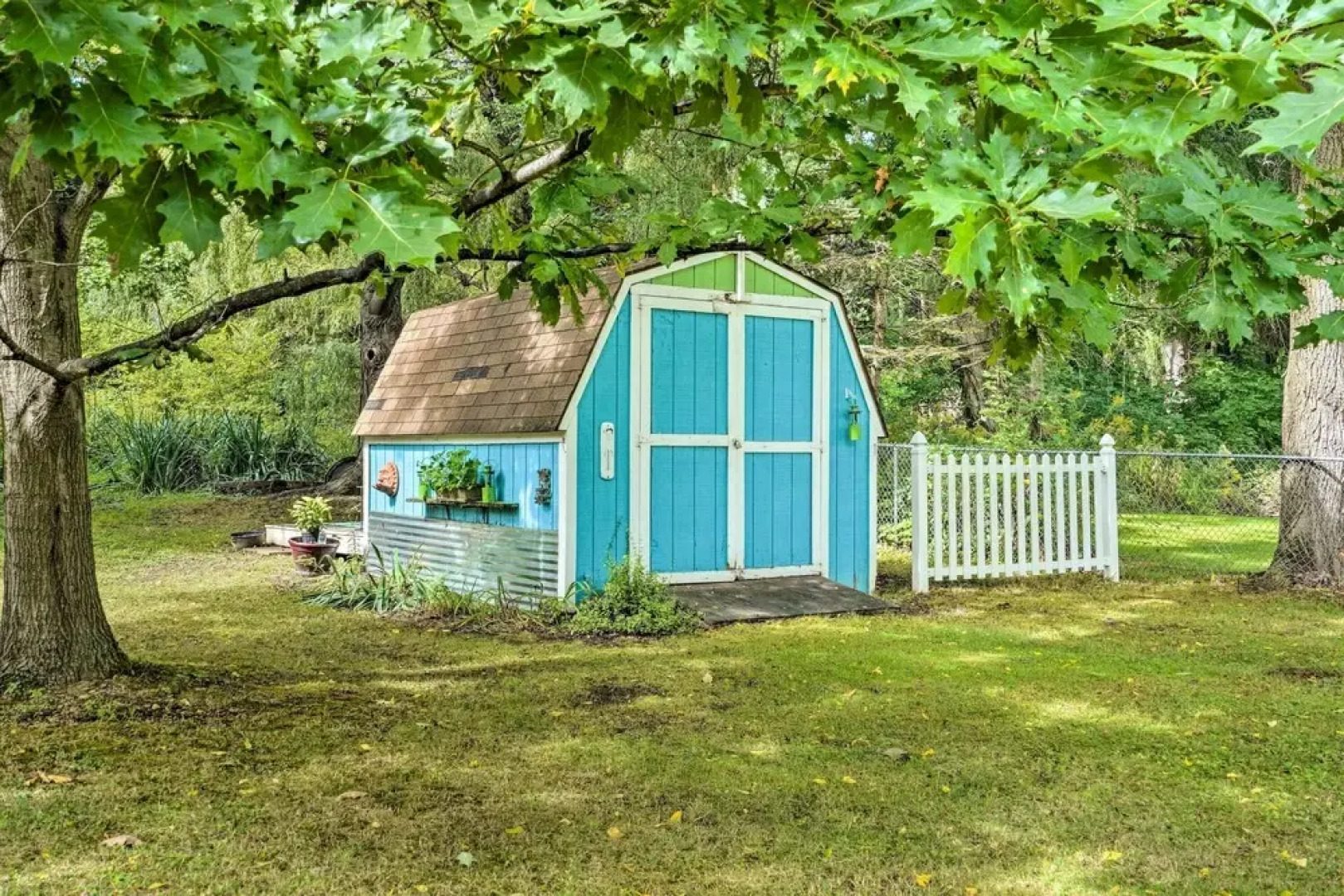 Darling Cottage ~ 1 Mi to Lake Erie Beach!