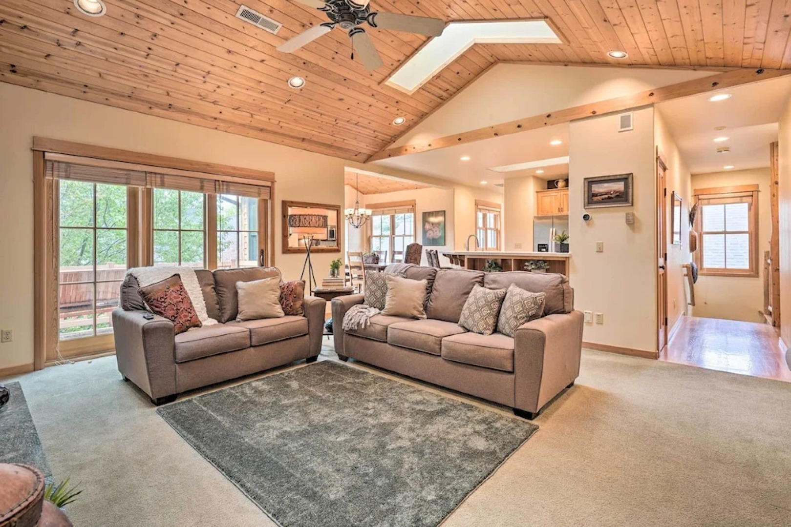 Sisters Getaway w/ Hot Tub ~ Half-mi to Dtwn!