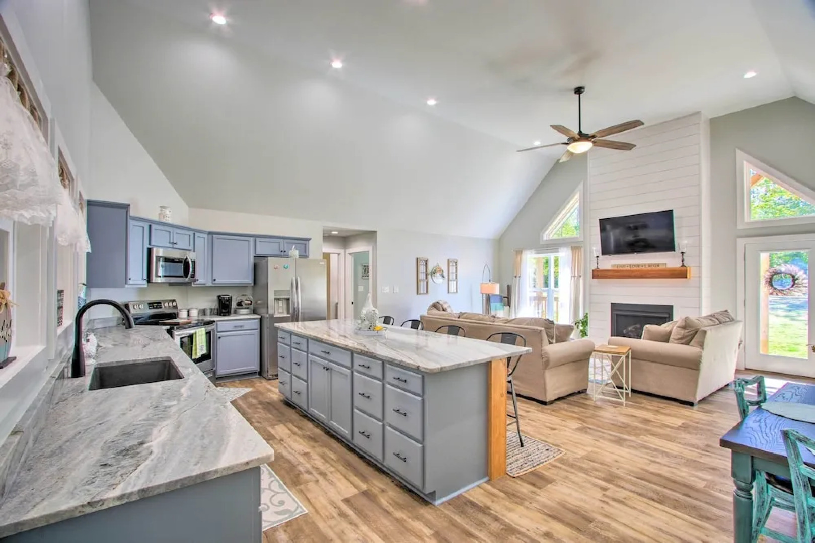 2 Mi to Golf Course + Fire Pit: Cozy Counce Cabin!