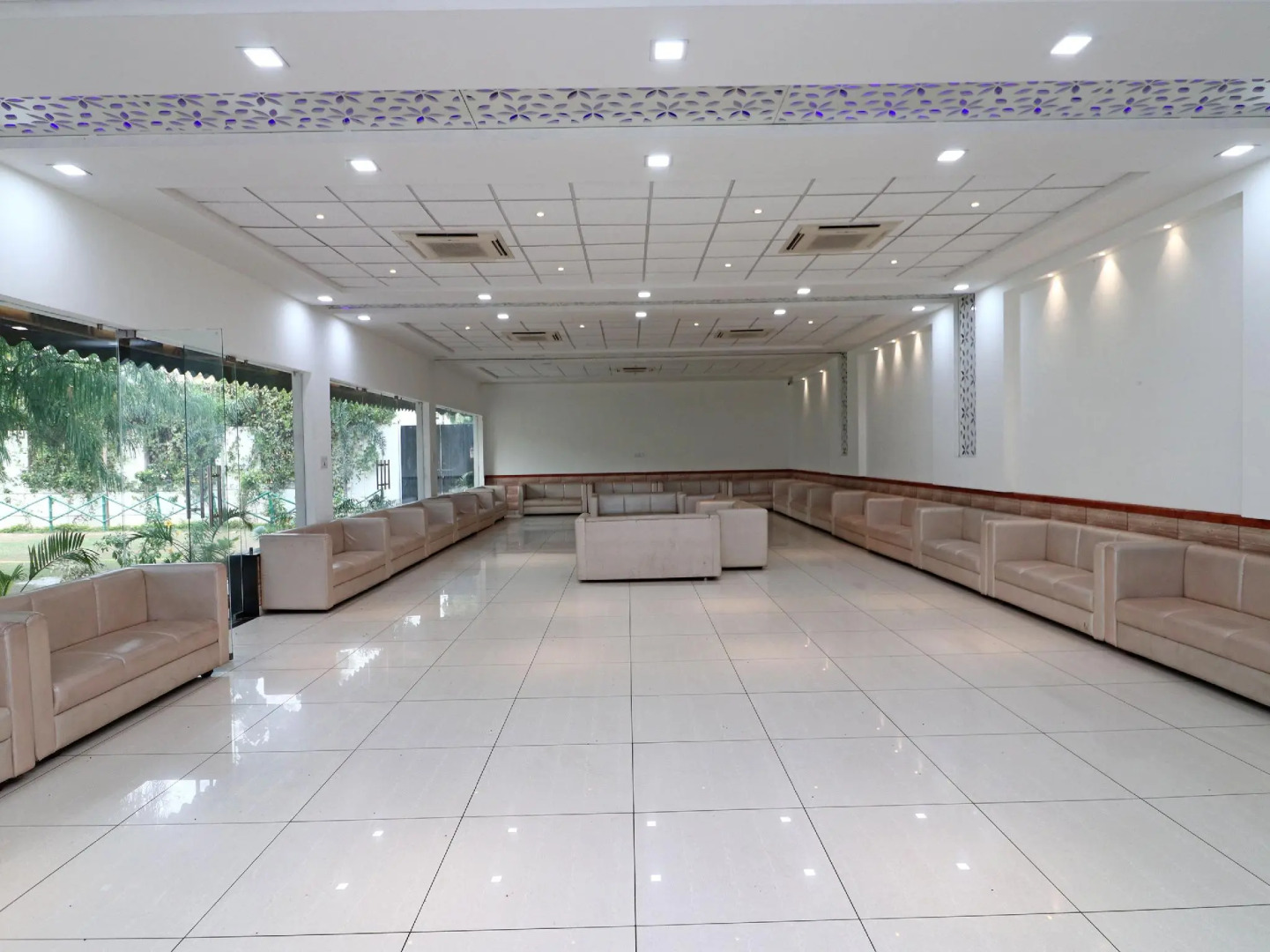 OYO 16080 The Royal Orchid